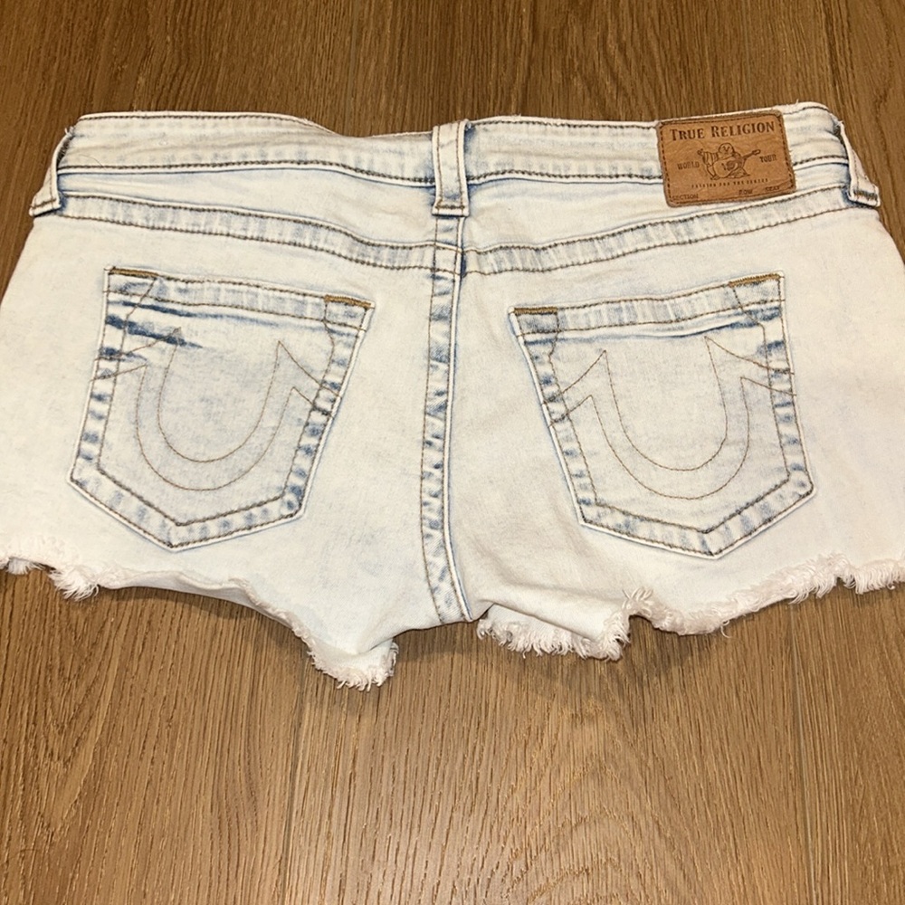 Women - True Religion light wash denim Joey low rise shorts - size 32 - Picture 2 of 6